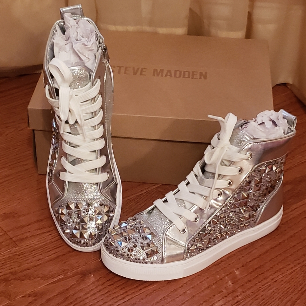 Sneakers - Picture 4 of 6